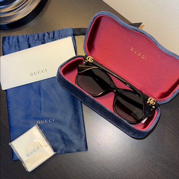 Gucci Black Luxury Sunglasses with Case, Pouch, Cloth and Pamphlets. Auth - Picture 14 of 16